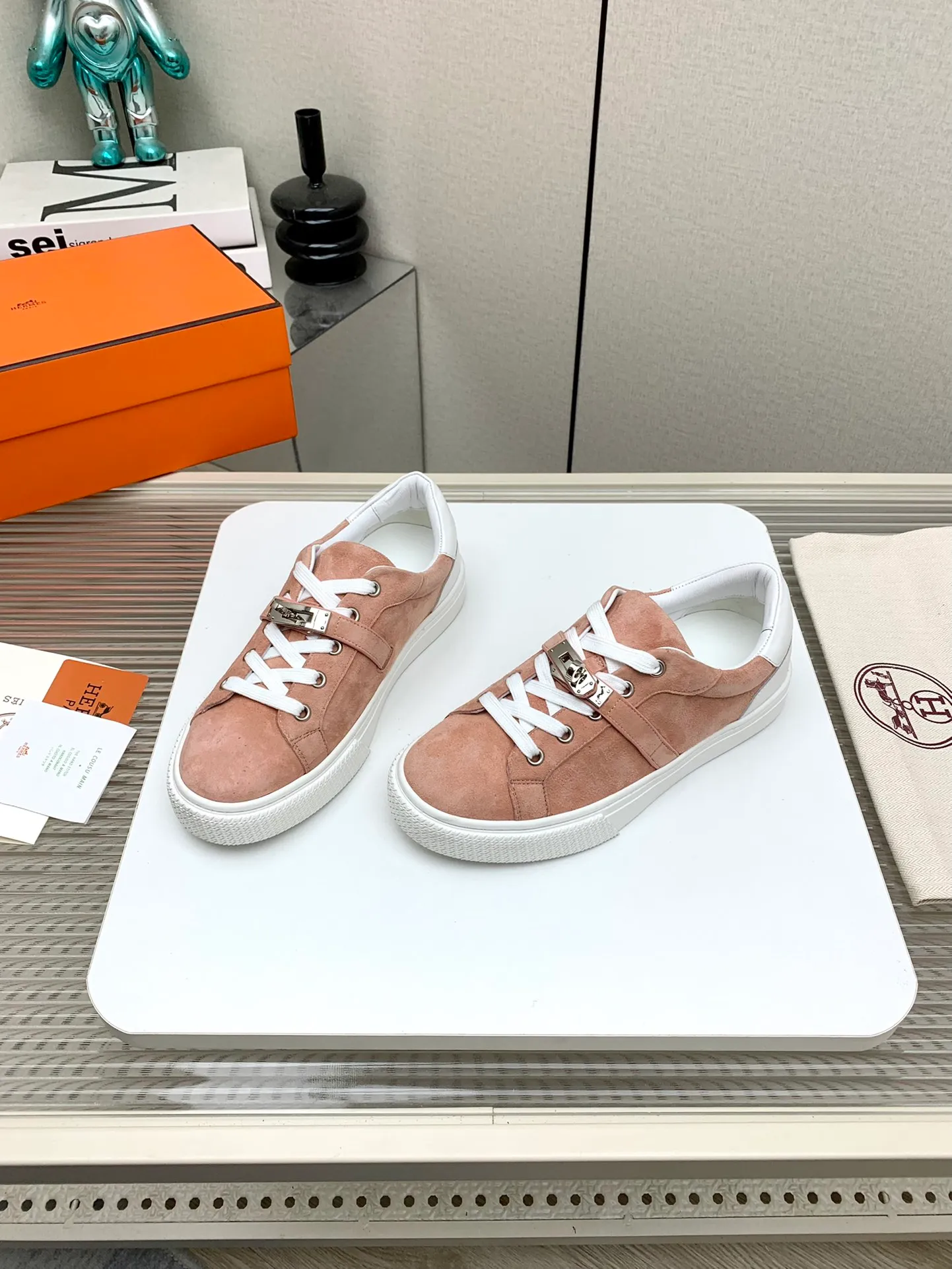 👟👟Ex-factory price 660👟👟 Men's style ➕10 (high version) Hermes classic couple model #𝐊𝐞𝐥𝐥𝐲 buckle casual white skate shoes, which will not conflict with shoes at all. Full of unknowns, Hermès rarely produces flat casual shoes and they are paired with classic palladium-plated Kelly shoe buckles! You'll fall in love with it at first sight. It's super versatile and can be worn with any skirt or pants. 🉑️Looking in with your eyes closed, it looks super noble. Fabric: Specific cowhide/canvas material. Lining: Sheepskin lining. Outsole: Original molded TPU outsole. Size: 35-45.